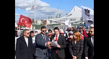 İYİ Parti'den Lezita Grevine Destek: Gençlik Kolları Başkanı Emir Gürbüz Basın Açıklaması Yaptı