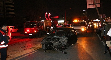 İzmir'de Aydınlatma Direğine Çarpan Sürücü Hayatını Kaybetti: O Anlar Kameraya Yansıdı