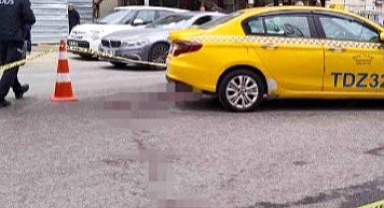 Kadıköy'de Bir Taksiciyi Bıçaklayarak Gasp Eden 2'si Suriyeli 3 Kişi Yakalandı