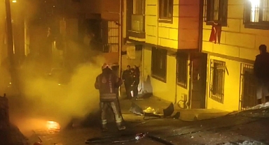 Kağıthane'de Tamirden Yeni Çıkarılan Otomobil, Park Edildiği Sırada Alev Aldı 