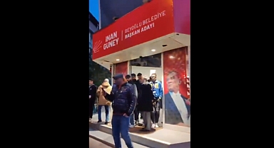Kasımpaşasporlular, CHP Beyoğlu Seçim Ofisi Önünde AKP'li Cumhurbaşkanı Erdoğan Lehine Slogan Attı
