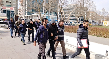 Kırşehir'de 11 Kaçak Göçmen ve 3 Organizatör Yakalandı
