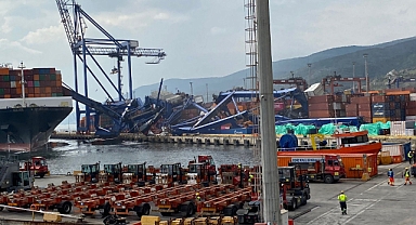 Kocaeli'de Konteyner Yüklü Geminin Çarptığı Limandaki Vinçler Devrildi