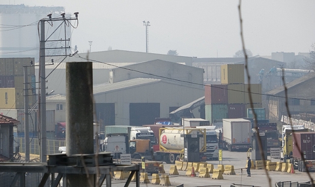 Kocaeli'nin Derince İlçesindeki Limanda Bulunan Atık Tankında Patlama Meydana Geldi