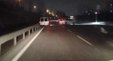 Küçükçekmece'de Sinyal Vermeden Sol Şeride Geçen Sürücü, Panik Yapınca Kazaya Sebebiyet Verdi