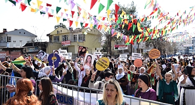 Kürtçü DEM Kadınlar Günü Dolayısıyla Batman'da Miting Yaptı: Paçavra Taşıyan 3 Kişi Gözaltına Alındı