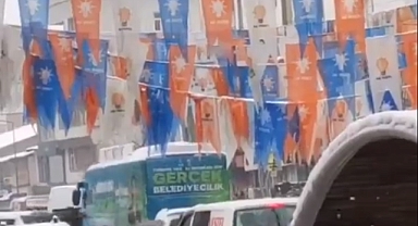 Kürtçü Demirtaş'ın Söylediği Şarkı AKP Hakkari Adayının Seçim Otobüsünde Çaldı