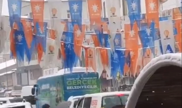 Kürtçü Demirtaş'ın Söylediği Şarkı AKP Hakkari Adayının Seçim Otobüsünde Çaldı