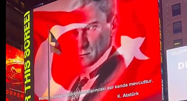 Kürtçü Teröristlerin Times Meydanında PKK Paçavrası Açtığını Gören Bir Türk, Meydandaki Ekrana Atatürk Görseli ve Türk Bayrağı Yansıttı