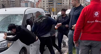 Malatya'da Yolun Karşısına Geçmek İsteyen Şahsa Araba Çarptı: Yaralının Yakınları Sürücüye ve Polislere Saldırdı