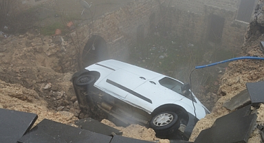 Mardin'de Yol Çöktü: Park Halindeki Araçlar Tarihi Evin Avlusuna Düştü