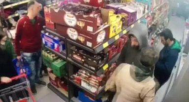 Markette Herkesin Gözü Önünde Uyuşturucu Alışverişi Yaptılar