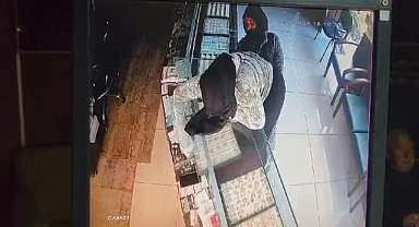 Mersin'de 3 Hırsız, Girdikleri Kuyumcudan 1 Milyon TL'lik Altın Çaldı: O Anlar Kameraya Yansıdı