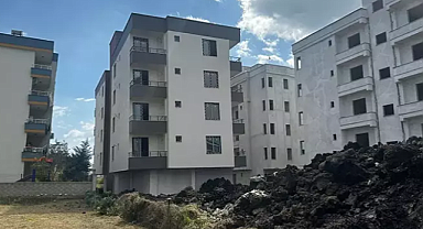 Mersin'de Yeni Yapılan 4 Katlı Bina Yan Yatmaya Başladı