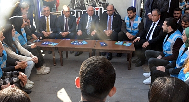 Milli Savunma Bakanı Yaşar Güler AKP Gençlik Kollarının Standını Ziyaret Etti: Güler, Irak'la Ortak Harekat Merkezi Kurulacağını Açıkladı