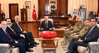Parti Devleti Tam Gaz: Milli Savunma Bakanı ve Genelkurmay Başkanı'nın Vali Ziyaretine AKP Adayı ve AKP İl Başkanı da Katıldı