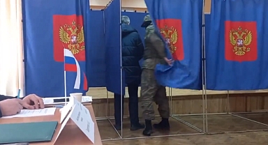 Rusya'da Demokrasi: Rus Askeri, Oy Kullananların Kabinlerine Girdi 