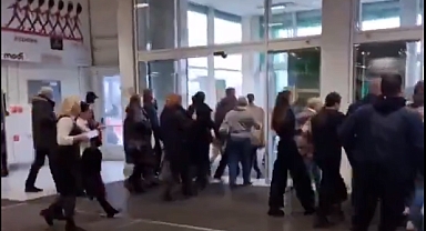 Rusya'nın St. Petersburg Kentindeki Bir AVM, Bomba İhbarı Nedeniyle Tahliye Edildi
