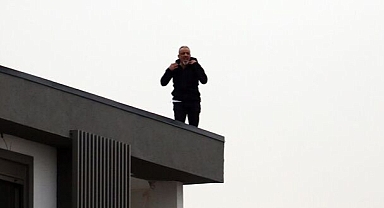 Sakarya'da Eski Polis Apartmanın Çatısına Çıkarak Rastgele Ateş Açtı: Başka Bir Olayda da Bir Kadını Rehin Aldığı Öğrenildi