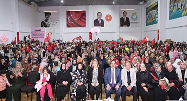 Şanlıurfa'da AKP'li Haliliye Belediyesi'nin Düzenlediği 8 Mart Etkinliğinde Büyük Saygısızlık: Yere Dökülen Pislik, Mübarek Türk Bayrağıyla Kapatılarak Üstüne Sandalye Kondu