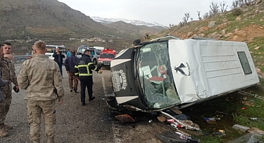 Siirt'te Öğrencileri Taşıyan Minibüs Devrildi: 1 Kişi Hayatını Kaybetti, 6 Çocuk Yaralandı
