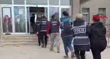 Sivas'ta Otomobilde 2 bin 968 Uyuşturucu Hapla Yakalanan 5 Kişi Tutuklandı