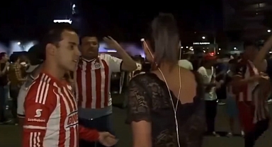 Taraftarların Tacizine Uğrayan Kadın Muhabir, Kendisini Taciz Edene Mikrofonla Vurdu