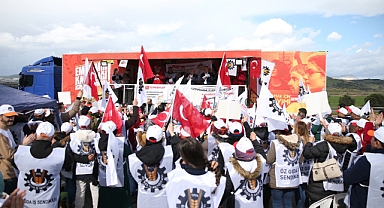 Ümit Özdağ'dan Grev Yapan Lezita İşçilerine Destek: Konuşmasını Yaparken Hindistan'dan İşçi Getiren Şirket 10. Yıl Marşı'nı Çaldı
