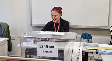 Ünlü Sanatçı Candan Erçetin, Sandık Görevlisi Oldu 