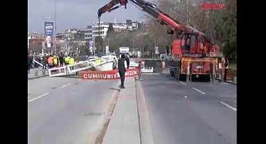 Üsküdar'da Vinç Demir Platformu Devirdi: Sahil Yolu Trafiğe Kapandı