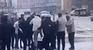 Van'da Eşini Cadde Ortasında Bıçaklayan Adama Çevredeki Vatandaşlar Saldırdı