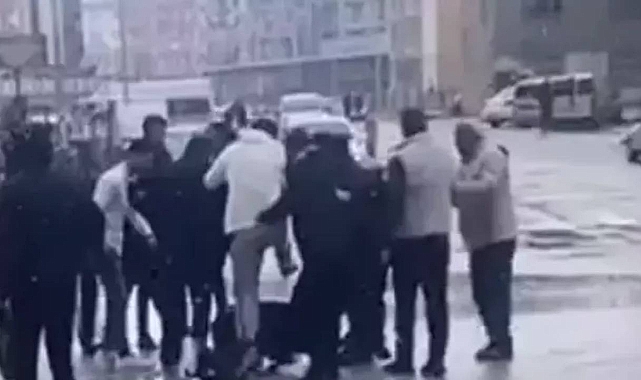 Van'da Eşini Cadde Ortasında Bıçaklayan Adama Çevredeki Vatandaşlar Saldırdı