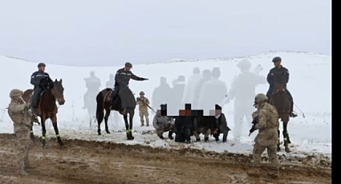 Van'da Jandarmanın Atlı Birliklerinin de Katıldığı Operasyonda 199 Kaçak Göçmen Yakalandı