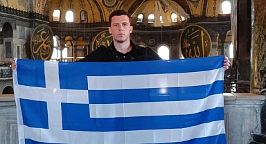 Yunan Bir Provokatör Ayasofya'da Yunan Bayrağı Açtı