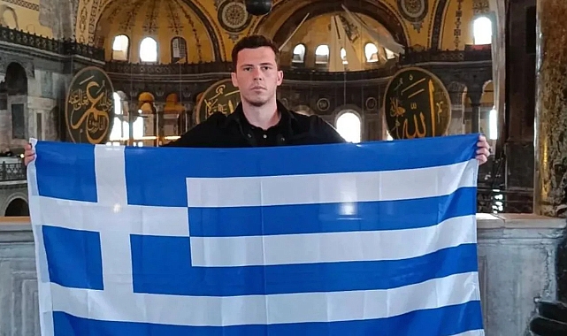 Yunan Bir Provokatör Ayasofya'da Yunan Bayrağı Açtı