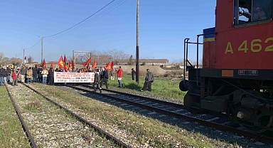 Yunanistan'da Komünistler, Askeri Teçhizat Taşıyan NATO Treninin Önünü Kesti 