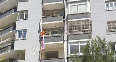 Adana'da Deprem Sonrası Ağır Hasar Alan Binada Hırsızlık Yapan Şahıs, Çarşaf ile Aşağı İnmek İsterken Hayatını Kaybetti