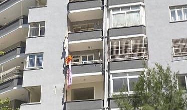 Adana'da Deprem Sonrası Ağır Hasar Alan Binada Hırsızlık Yapan Şahıs, Çarşaf ile Aşağı İnmek İsterken Hayatını Kaybetti