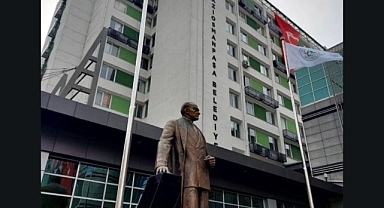 AKP'den CHP'ye Geçen Gaziosmanpaşa Belediyesi'nde AKP'li Yönetim Tarafından Depoya Kaldırılan Atatürk Büstü Eski Yerine Tekrar Yerleştirildi