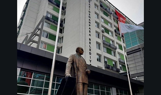 AKP'den CHP'ye Geçen Gaziosmanpaşa Belediyesi'nde AKP'li Yönetim Tarafından Depoya Kaldırılan Atatürk Büstü Eski Yerine Tekrar Yerleştirildi
