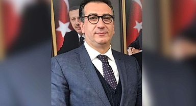 AKP'li Belediye Başkanı Yalakalık Mesaisinde: Erdoğan'la Telefonda Konuşurken Ceketinin Düğmesini İlikledi