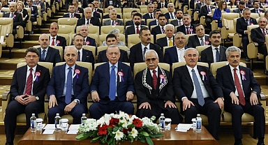 AKP'li Erdoğan, AYM Törenine Giderken Saçlarını Taradı