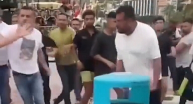 Alanya İskelesinde Bir Grup Ork Böğürerek Kavga Etti