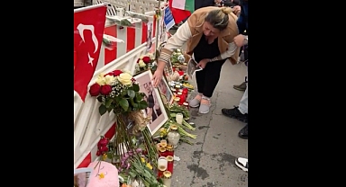 Almanya'da Kundaklama Sonucu Ölen Türk Aile için Evlerinin Önünde Anma Töreni Yapıldı