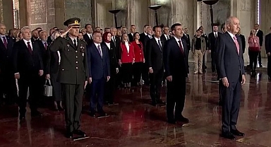 Anıtkabir'deki 23 Nisan Törenine Sadece CHP Genel Başkanı Özgür Özel Katıldı: Diğer Partilerin Genel Başkanları Törene Katılmadı