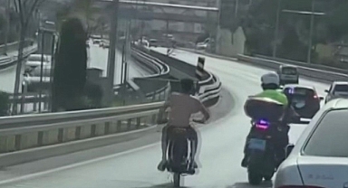 Antalya'da Bir Maganda, Motorunu Kendisine 'Dur' İhtarında Bulunan Trafik Polisinin Üzerine Sürdü
