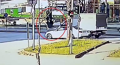 Başıboş Köpek Terörü Devam Ediyor: Adana'da 2 Başıboş Köpeğin Saldırısından Kaçan Kadına Araba Çarptı
