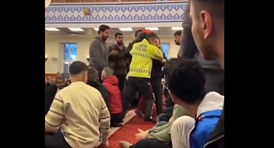 Çocukları Sevindirmek İçin Şehirleri Gezen 'Örümcek Adam', Hatay'da Bayram Namazından Polis Tarafından Yaka Paça Çıkartıldı