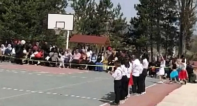 Erkek Öğrencilerin Etek Giyip Peçe Taktığı 23 Nisan Gösterisine Soruşturma Açıldı