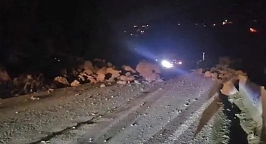 Gaziosmanpaşa'da Toprak Kayması: 14 Ev Etkilendi, 70 Kişi Tahliye Edildi